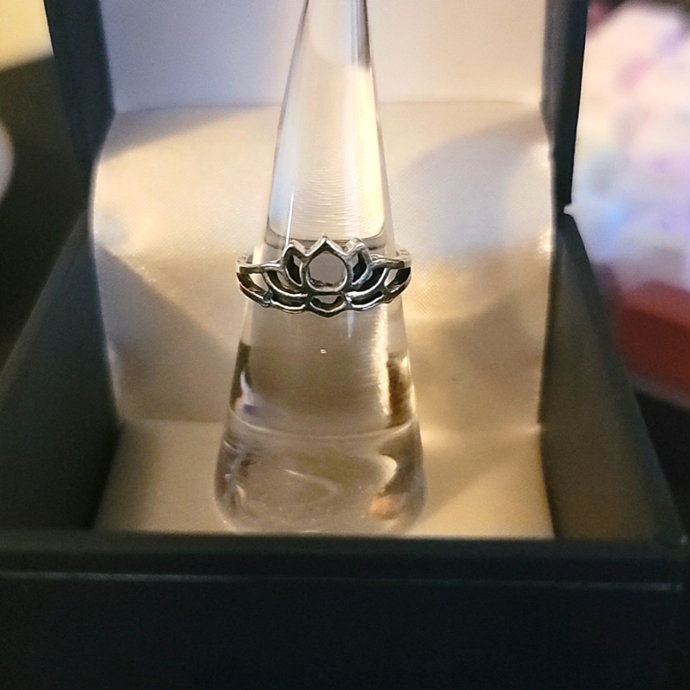 4/25 Cute 🥰 Size 6 Silver Ring 💍